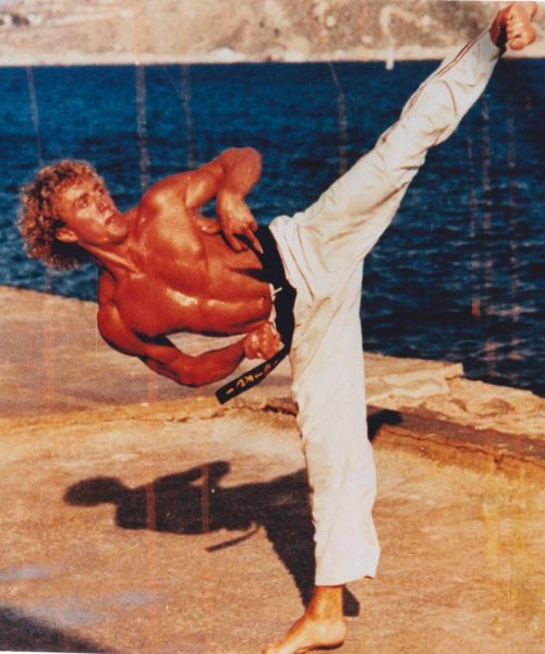 Le sensei JP Dufrenoy en train de réaliser une technique de karaté avec fluidité et maîtrise.