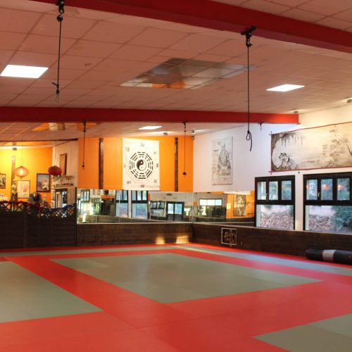 Vue de l'intérieur vide du dojo de Vitrolles, avec le tatami prêt à accueillir les pratiquants.