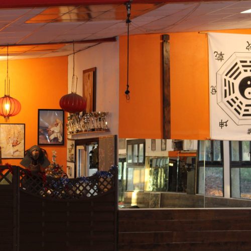 Vue intérieure du dojo de Vitrolles, avec le tatami et les décorations murales clairement visibles.