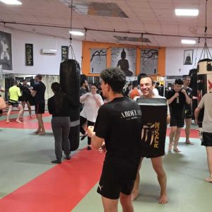 Des élèves de boxe effectuant des exercices en groupe au dojo de Vitrolles.