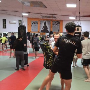 Un élève de boxe en action sur le ring du dojo de Vitrolles.