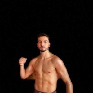 Un élève de boxe adoptant une position défensive sur le ring, prêt pour une photo.