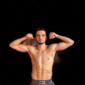 Un élève de boxe en position d'attaque