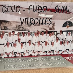 Élèves alignés dans le dojo pendant un entraînement de karaté.