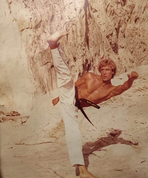 Le sensei JP Dufrenoy effectuant un mouvement puissant de karaté.